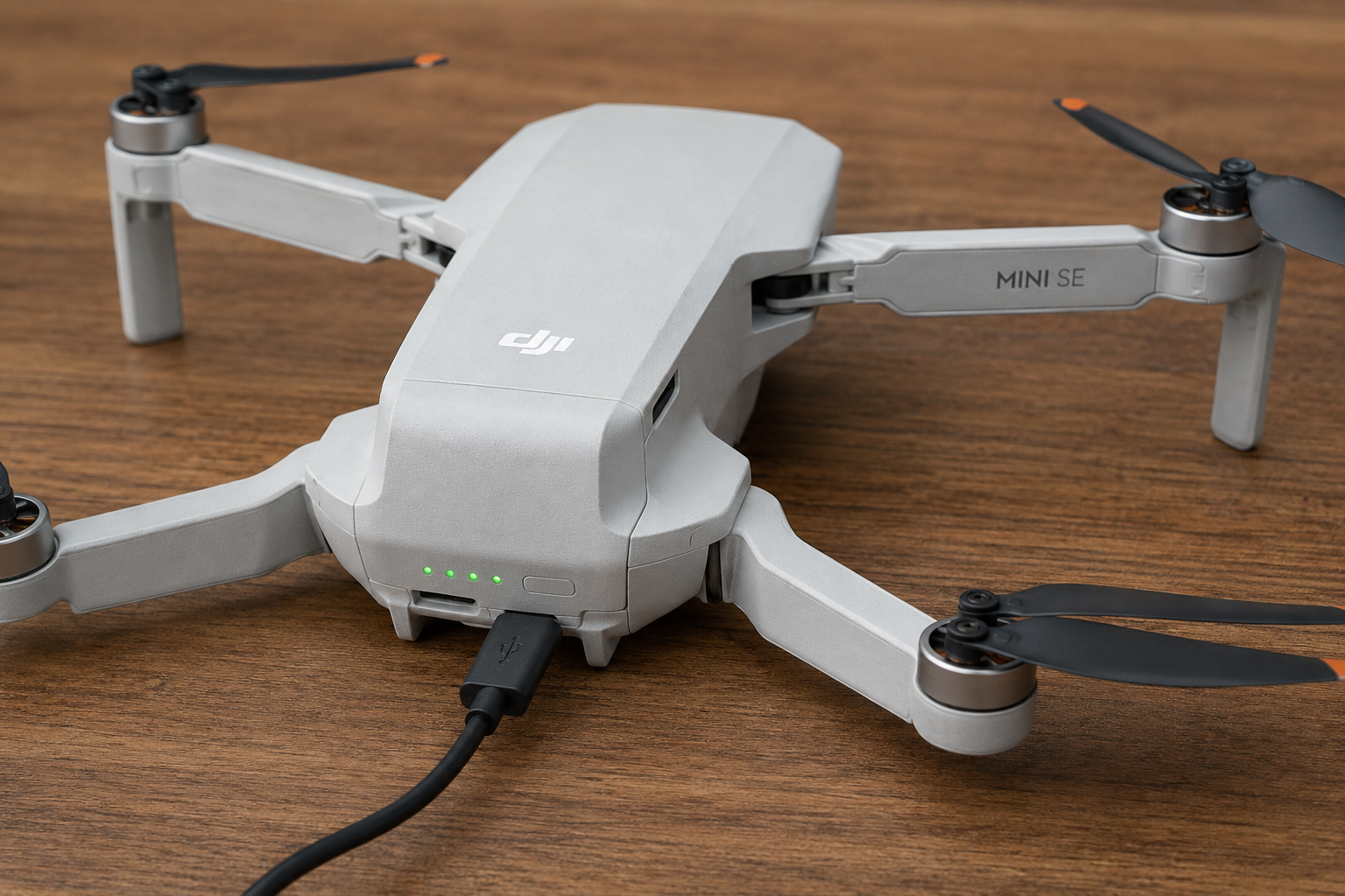 DJI Mini SE подключен к зарядному кабелю USB-C