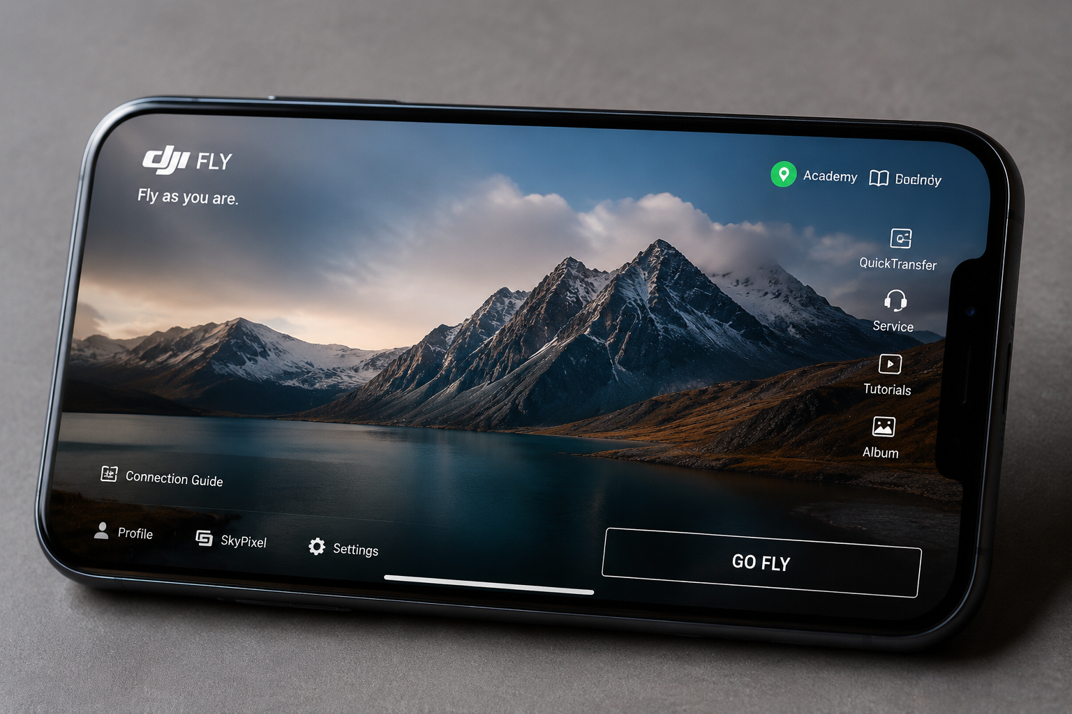 смартфон с открытым приложением DJI Fly