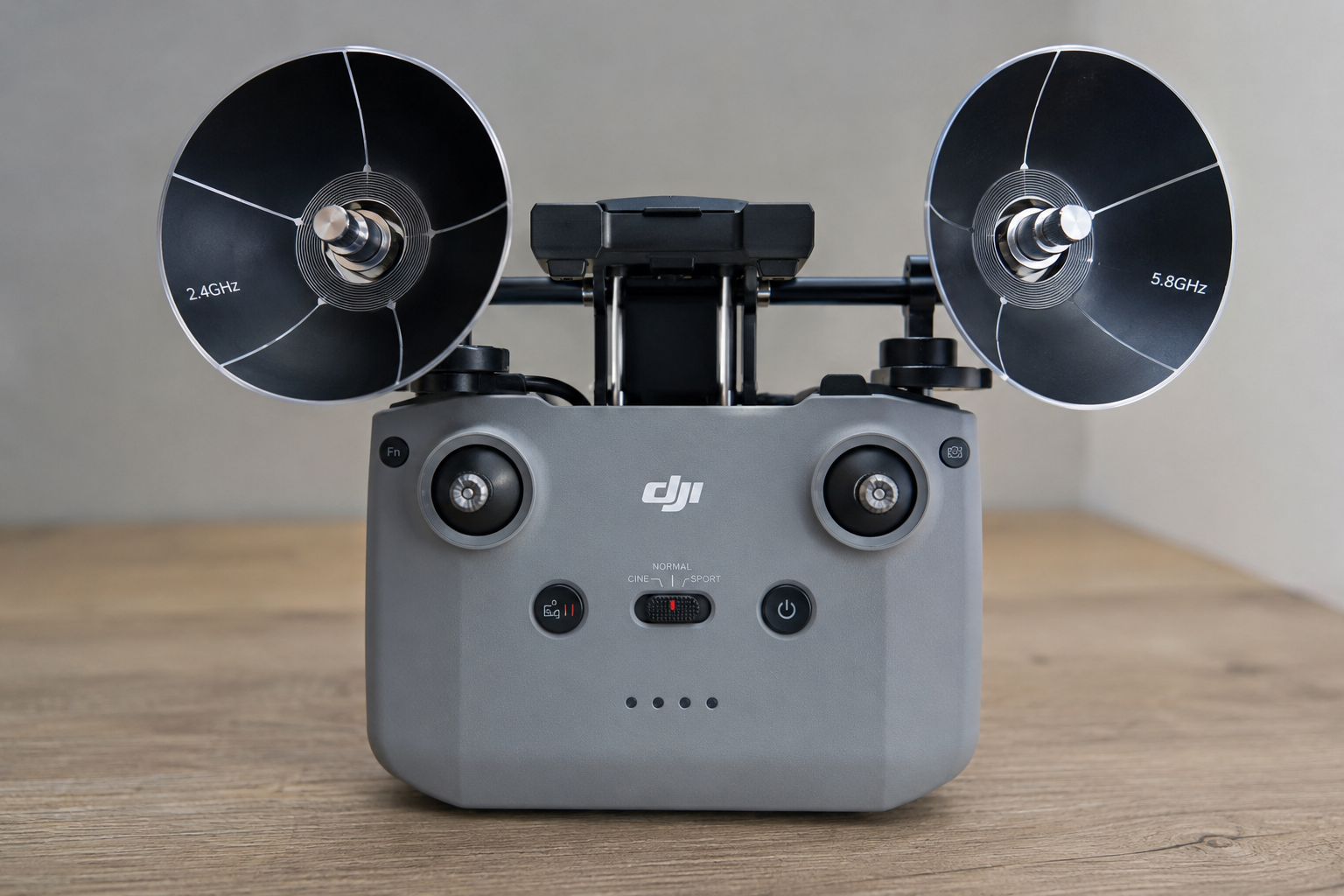 пульт DJI RC-N1 с установленными параболическими отражателями