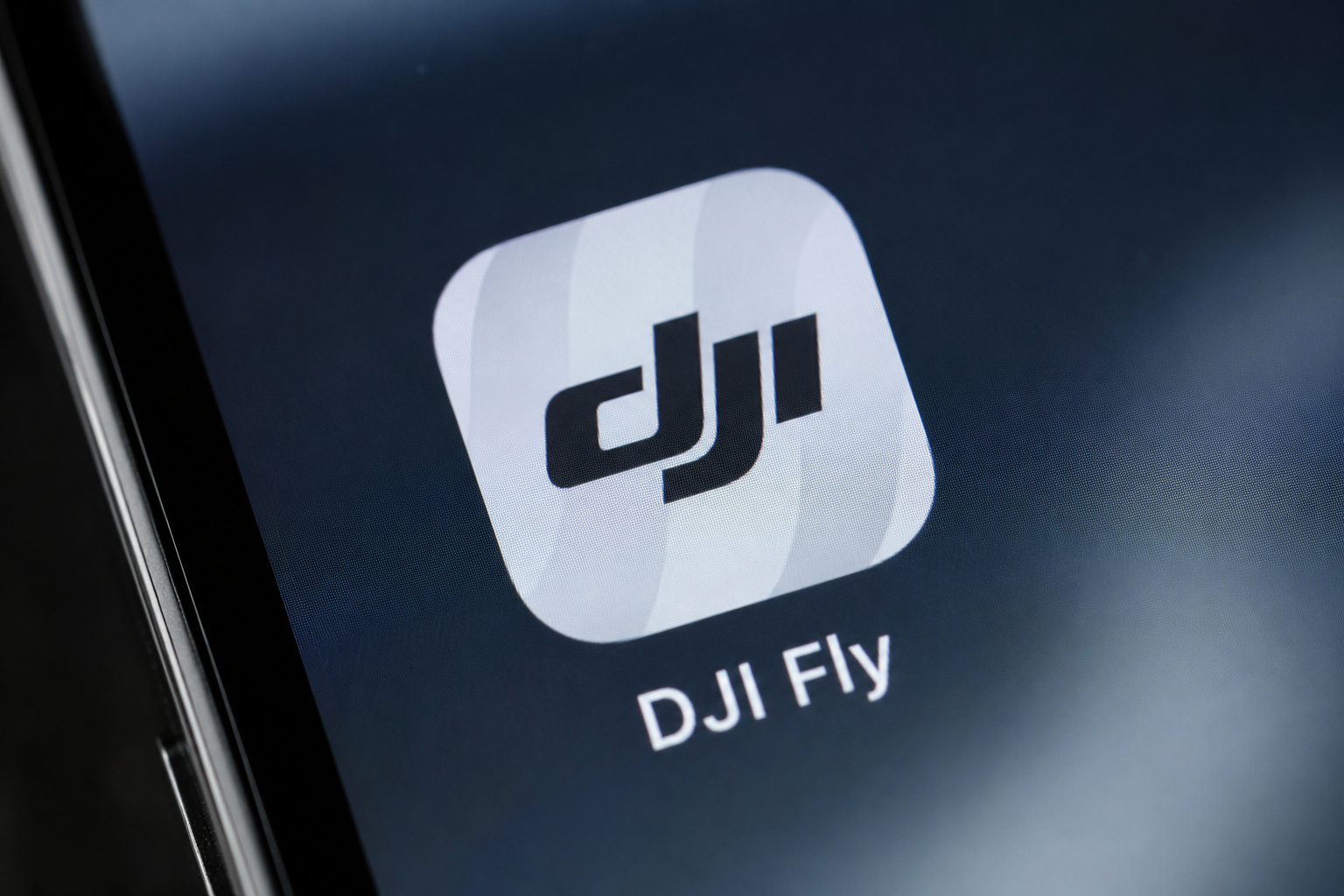 логотип приложения DJI Fly на экране смартфона