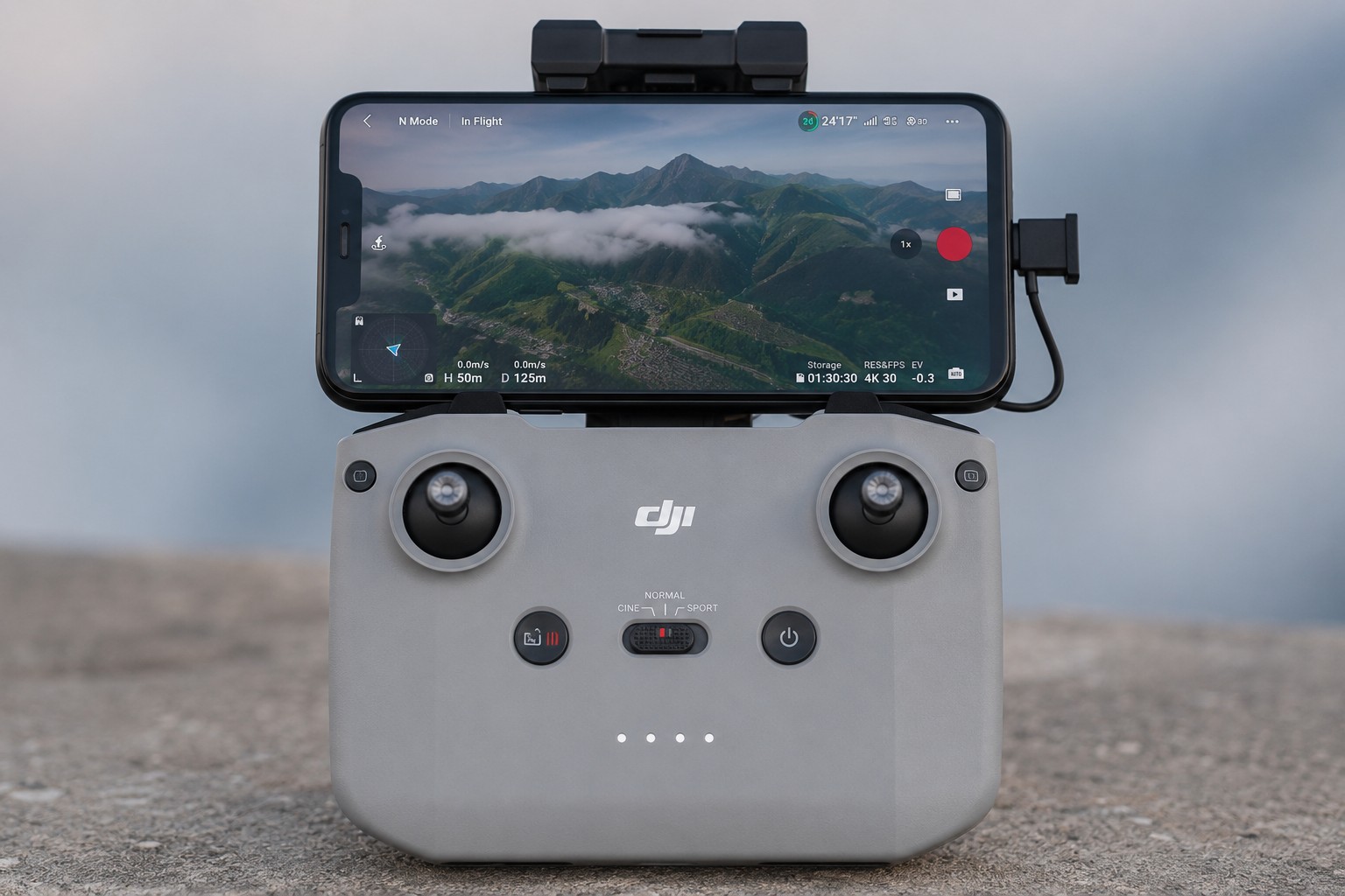 пульт DJI RC-N1 с подключенным смартфоном