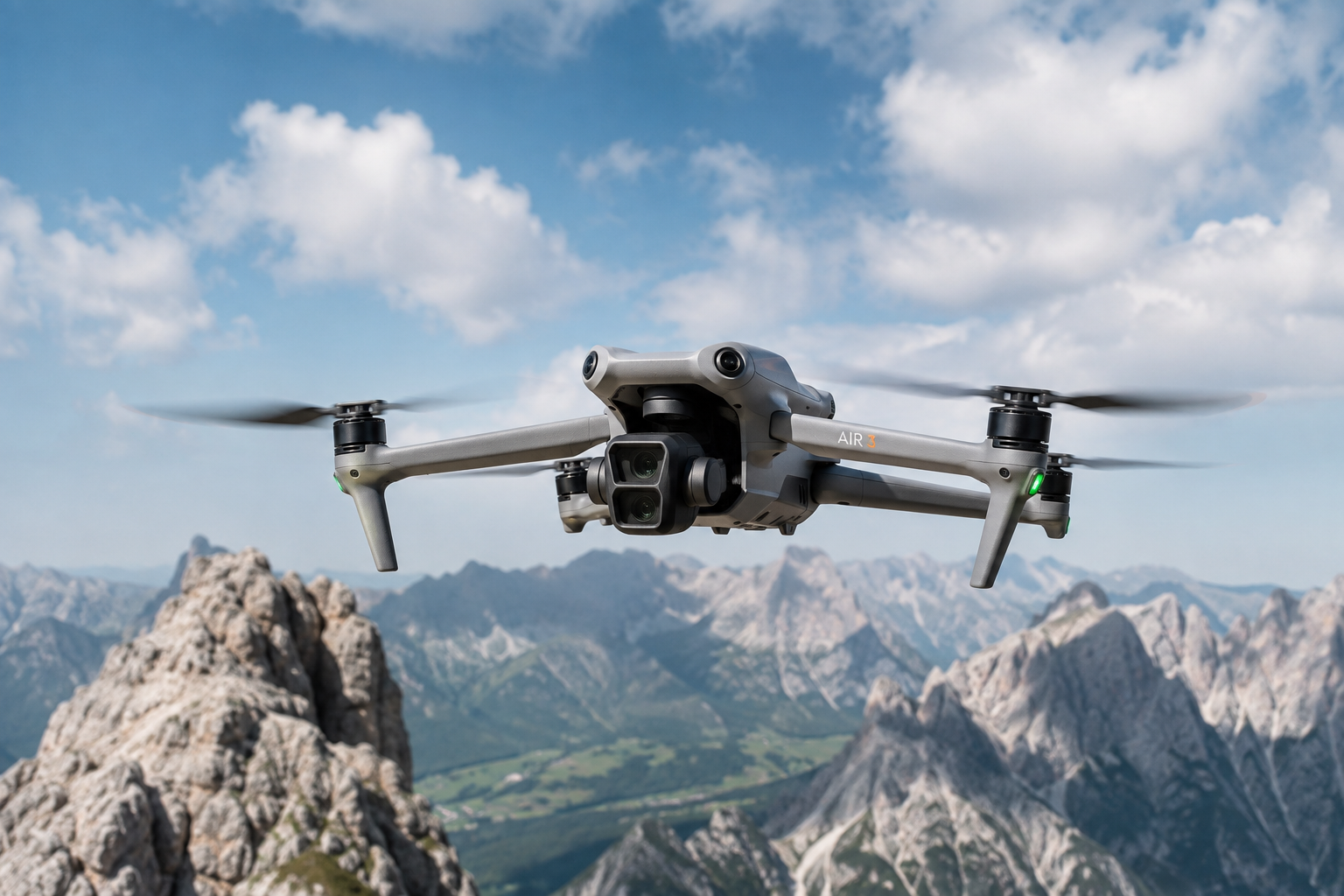 квадрокоптер DJI Air 3 в полете над горами
