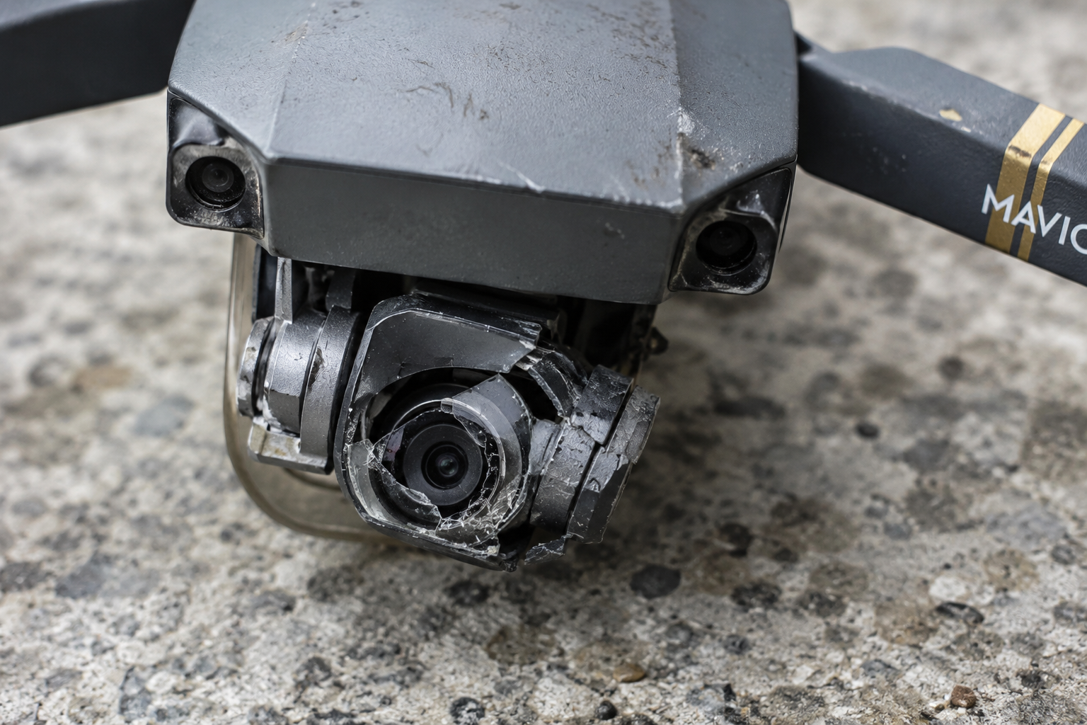 поврежденная камера дрона DJI Mavic